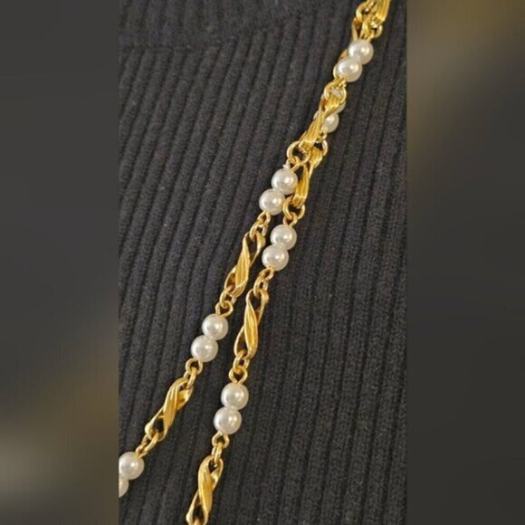Faux Pearl Linked Together with an Intricate Gold Tone Chain Necklace - Picture 5 of 7